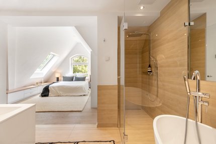 Master-Suite mit Bad und Kamin