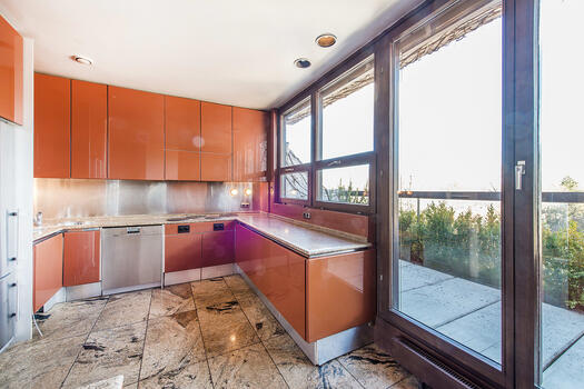 Fitted kitchen with adjoining terrace