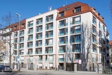 Light-filled three-room apartment with high-quality furnishings for first-time occupancy