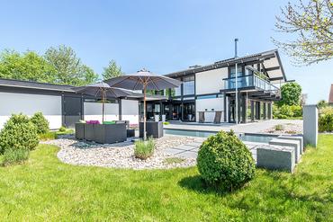 Lichterfüllte Einfamilien-Villa mit 6 Zimmern, Design-Ausstattung und sonnigem Traumgarten
