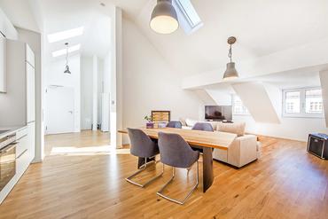 Light-filled, excellently renovated 3-room apartment with roof terrace and loft character in top location