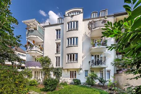 Lichterfüllte, freundliche 3-Zimmer-Wohnung mit sonnigem Balkon in sehr zentraler und grüner Lage