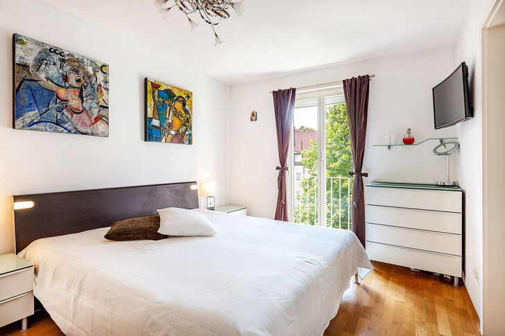 Schlafzimmer zum begrünten Innenhof