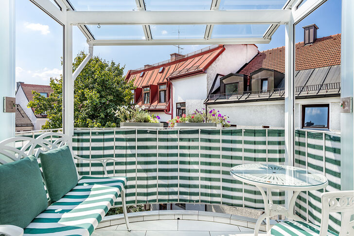 Sonniger Balkon zum ruhigen Innenhof