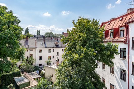 Wonderful view into the green inner courtyard area