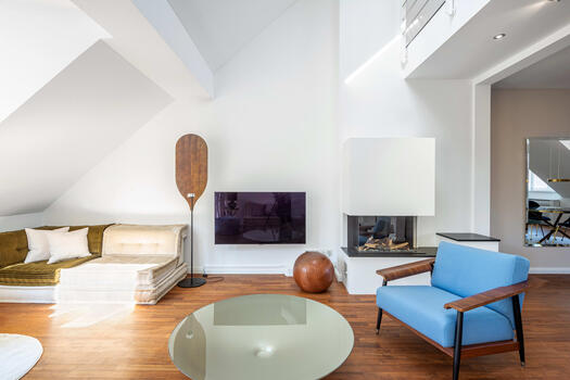 Gas fireplace in the living / dining area