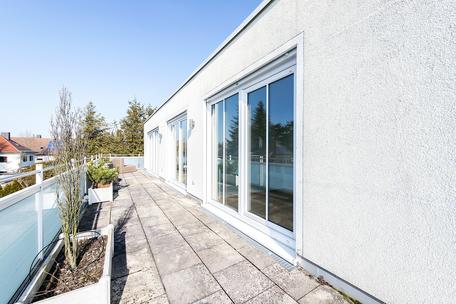 Lichterfüllte, gepflegte 2-Zimmer-Dachterrassen-Wohnung im Penthouse-Stil mit Kaminofen