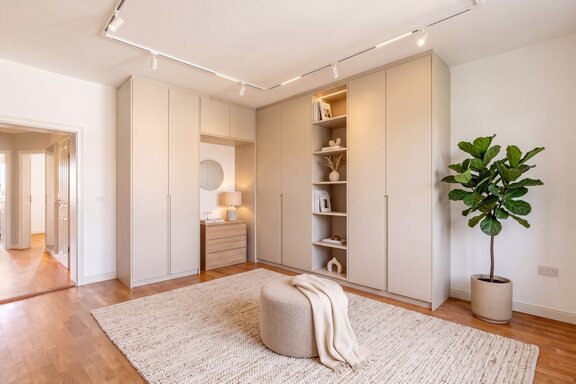 Schlafzimmer bietet Platz für eine Ankleide (virtuell möbliert)