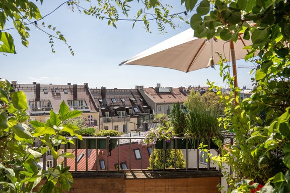 Sonniger Balkon mit Weitblick