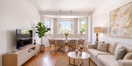 Lichterfüllte, gut gegliederte 3,5-Zimmer-Altbauwohnung mit sonnigem Balkon