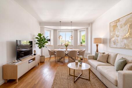 Lichterfüllte, gut gegliederte 3,5-Zimmer-Altbauwohnung mit sonnigem Balkon