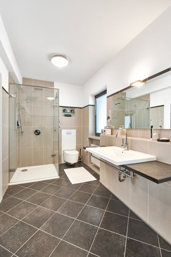 Komfortables Tageslicht-Bad mit Wanne und Dusche