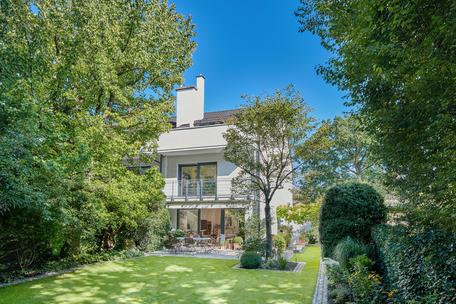 Lichterfüllte Haushälfte mit sonnigem Südgarten