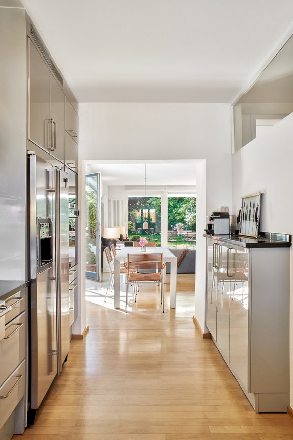 Zeitlose bulthaup-Küche mit lichtgrauen Fronten