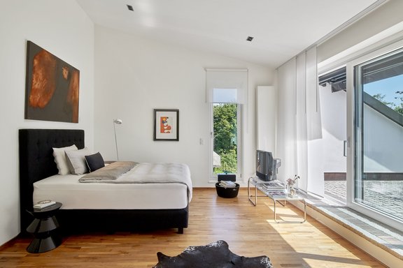 Luftige Deckenhöhen unterstreichen den Studio-Stil der Masteretage