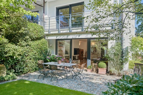 Der traumhafte Südgarten bietet neben viel Sonne mehrere Sitzplätze und angenehme Privatsphäre