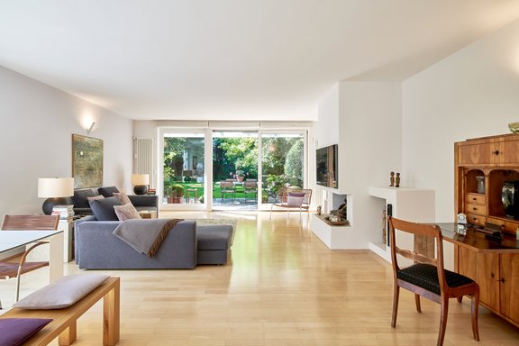 Der stilvolle Wohn-/Essbereich geht fast nahtlos in den zauberhaften Garten über