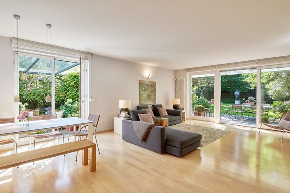 Große Glasfronten schaffen ein sonnendurchflutetes Wohngefühl