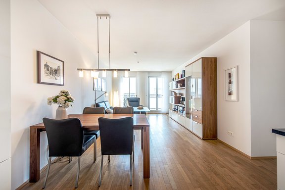 Wohnbereich mit Zugang zum Balkon