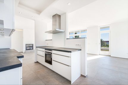 Modern fitted kitchen with cooking block