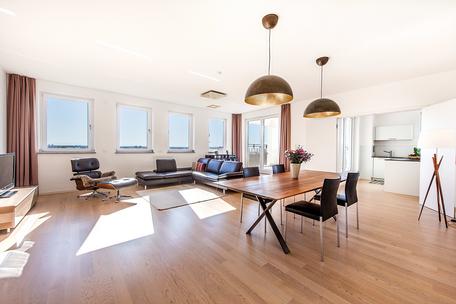 Lichterfüllte, moderne 5-Zimmer-Wohnung mit sonniger Loggia und traumhaftem Alpenblick