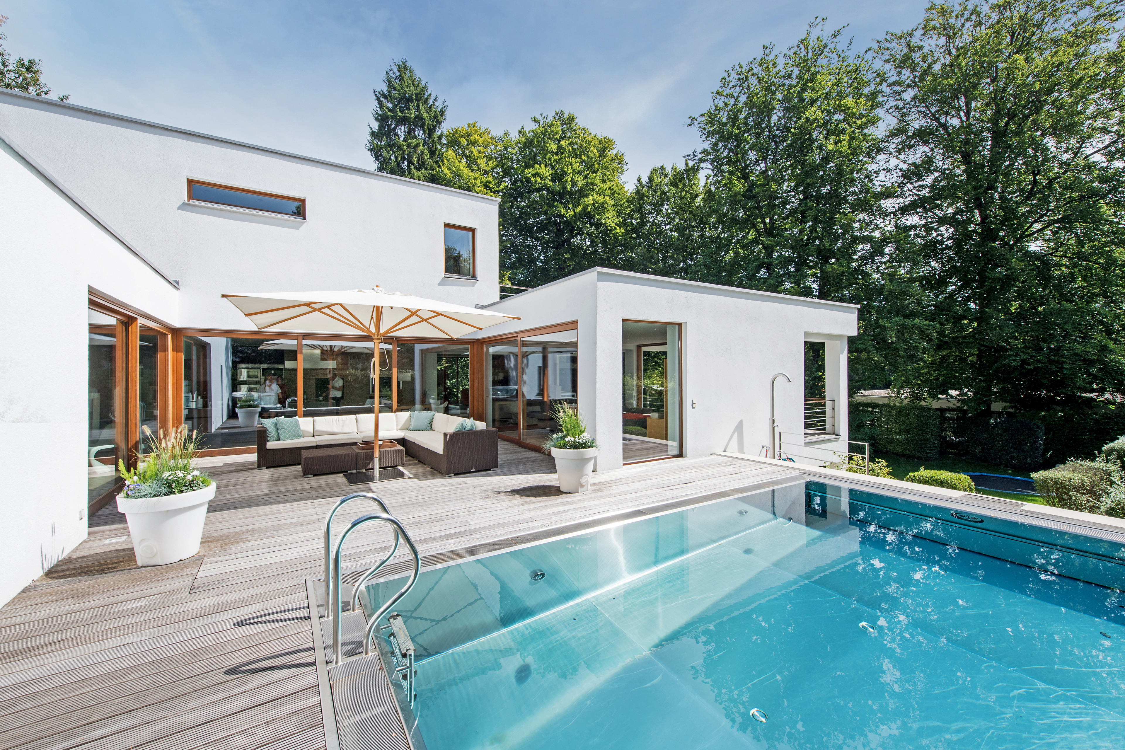 Lichterfüllte, moderne Villa in BauhausÄsthetik mit exquisiter