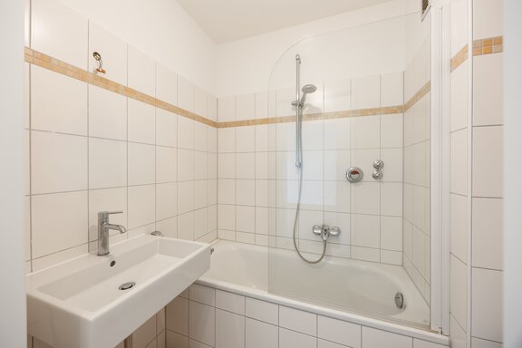 Zeitloses Bad mit Wanne