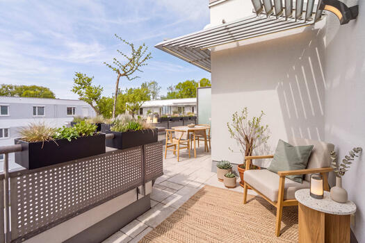 Großzügige Terrasse (virtuell möbliert)