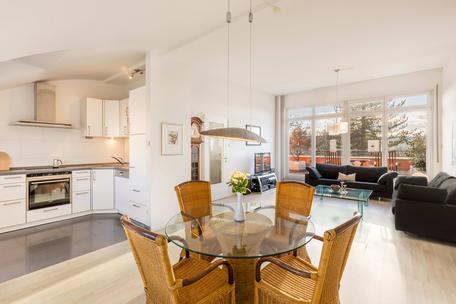 Lichterfüllte Penthouse-Wohnung mit großzügiger Dachterrasse in Würm-Nähe
