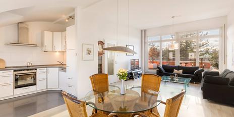 Lichterfüllte Penthouse-Wohnung mit großzügiger Dachterrasse in Würm-Nähe