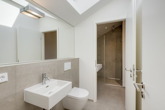 Modernes Tageslicht-Bad