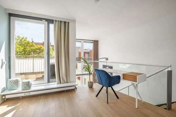 Arbeitsplatz auf der lichtdurchfluteten Galerie