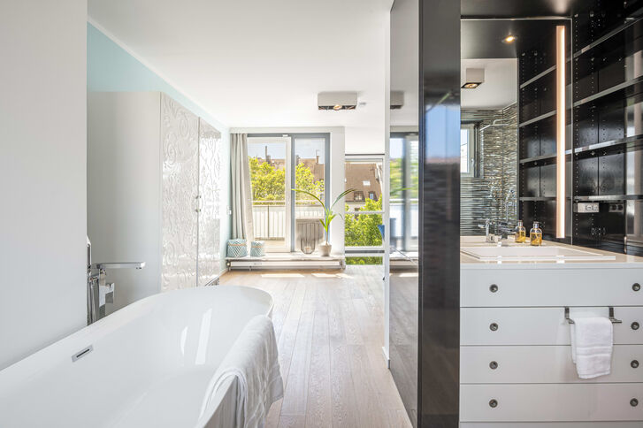Offenes Bad mit freistehender Wanne