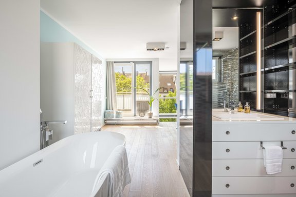 Offenes Bad mit freistehender Wanne