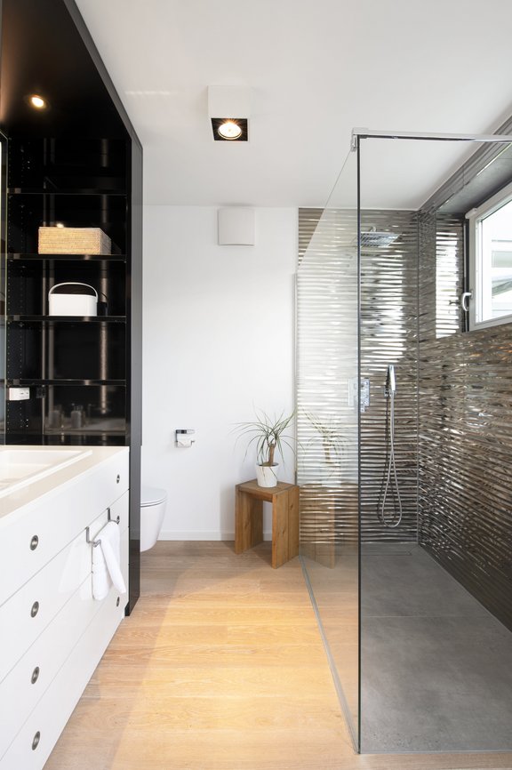 Die bodengleiche Rainshower-Dusche setzt ein außergewöhnliches Statement