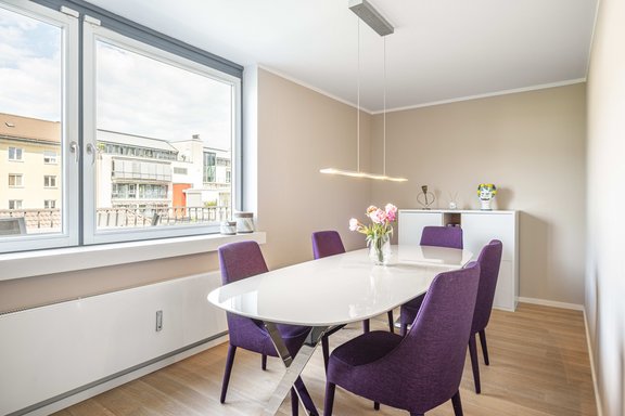 Im Essbereich lässt sich eine lange Tafel unterbringen