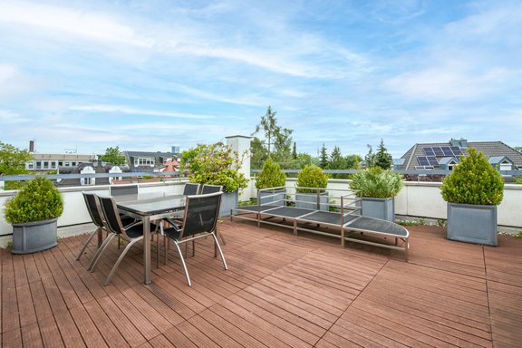 Großzügige Dachterrasse mit optimaler Ausrichtung