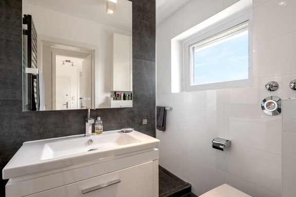 Zeitlos gestaltetes Tageslicht-Duschbad