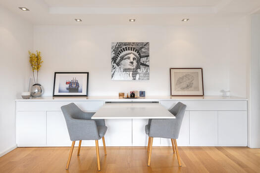 Dining area with high-quality carpentry fixtures