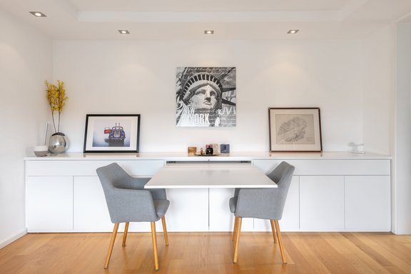 Essbereich mit hochwertigen Schreiner-Einbauten