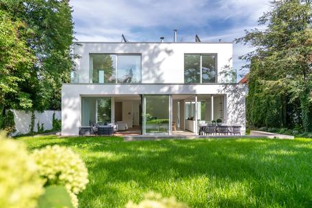 Lichterfülltes Bauhaus-Domizil mit Einliegerwohnung, Lift und sonnigem Traumgarten