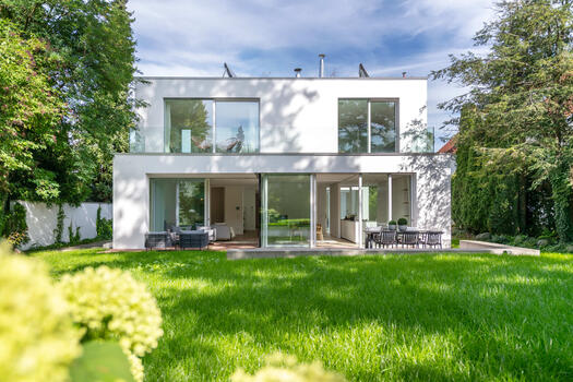 Villa mit Gartenparadies
