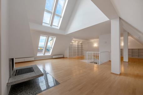 Light-filled loft ambience: Top floor maisonette with 4 rooms and west-facing terrace