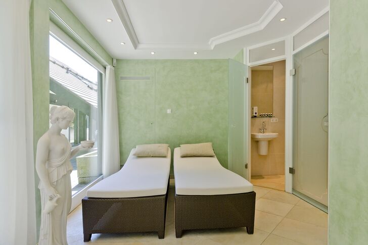 Ruhebereich mit Sauna im Nebengebäude