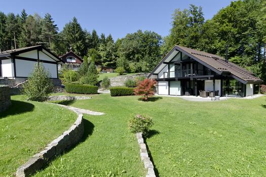 Grundstück mit Garagengebäude (links)