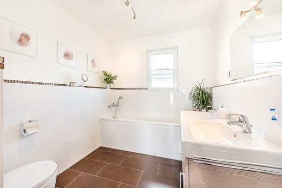Master bath with tub