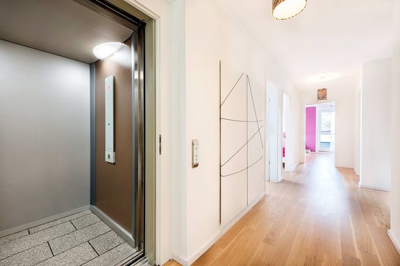 Entrance area with lift