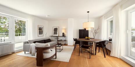 Lichterfülltes Penthouse-Flair: Soeben modernisierte 2,5-Zimmer-Wohnung mit sonnigen Dachterrassen
