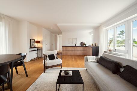 Lichterfülltes Penthouse-Flair: Soeben modernisierte 2,5-Zimmer-Wohnung mit sonnigen Dachterrassen