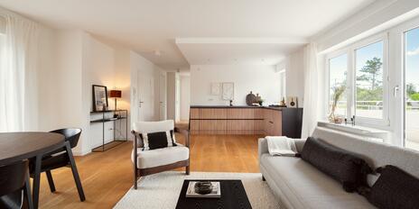 Lichterfülltes Penthouse-Flair: Soeben modernisierte 2,5-Zimmer-Wohnung mit sonnigen Dachterrassen